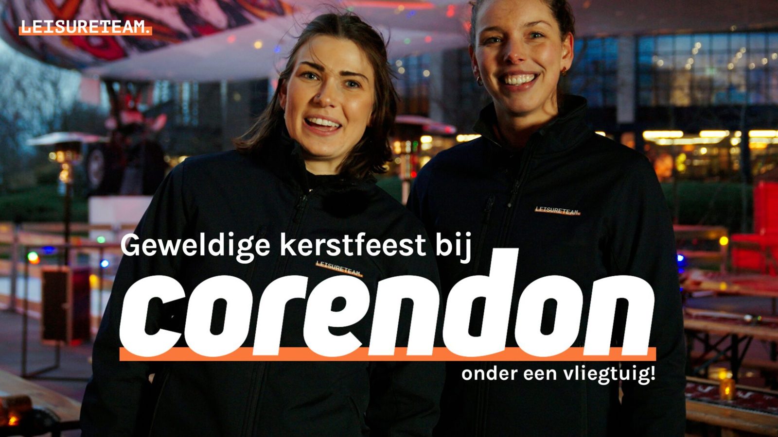 Kerstfeest bij Corendon onder een vliegtuig