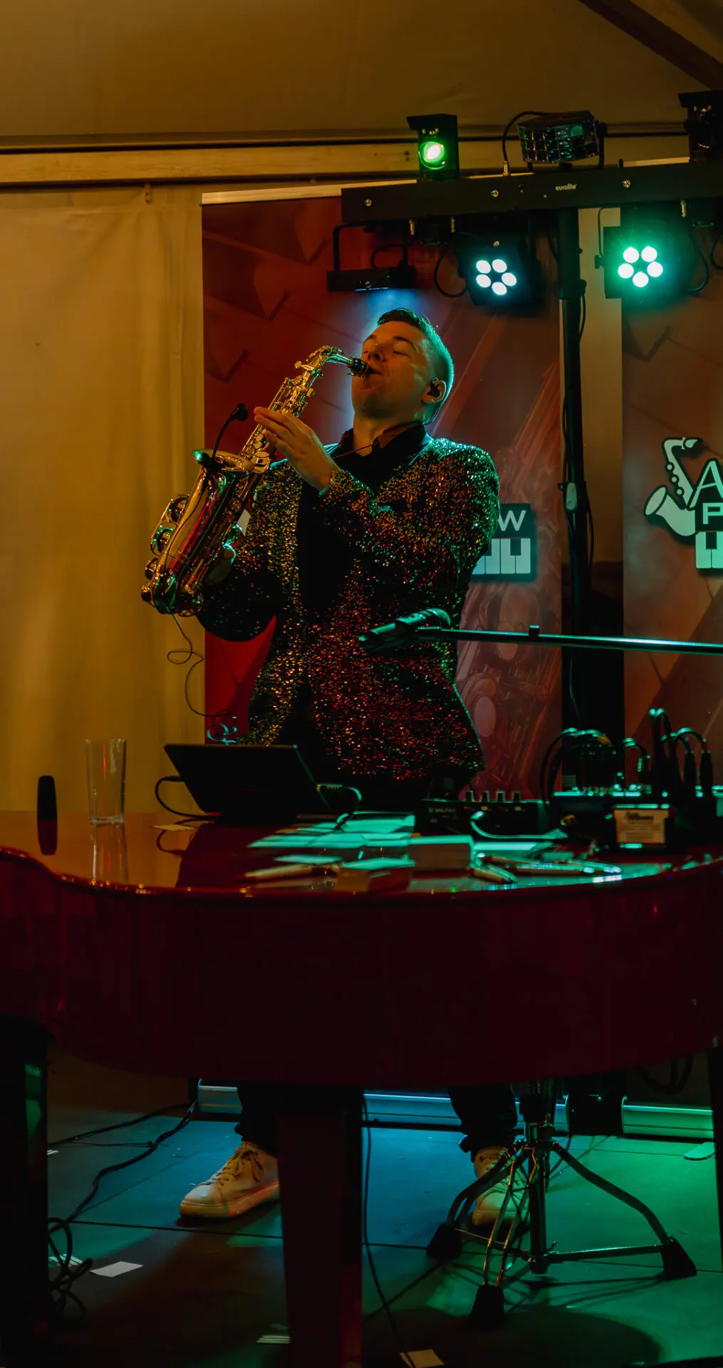 Saxofonist op het kerstfeest
